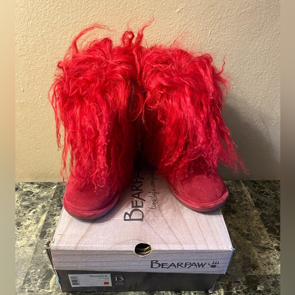 Youth bear paw boots very stylish